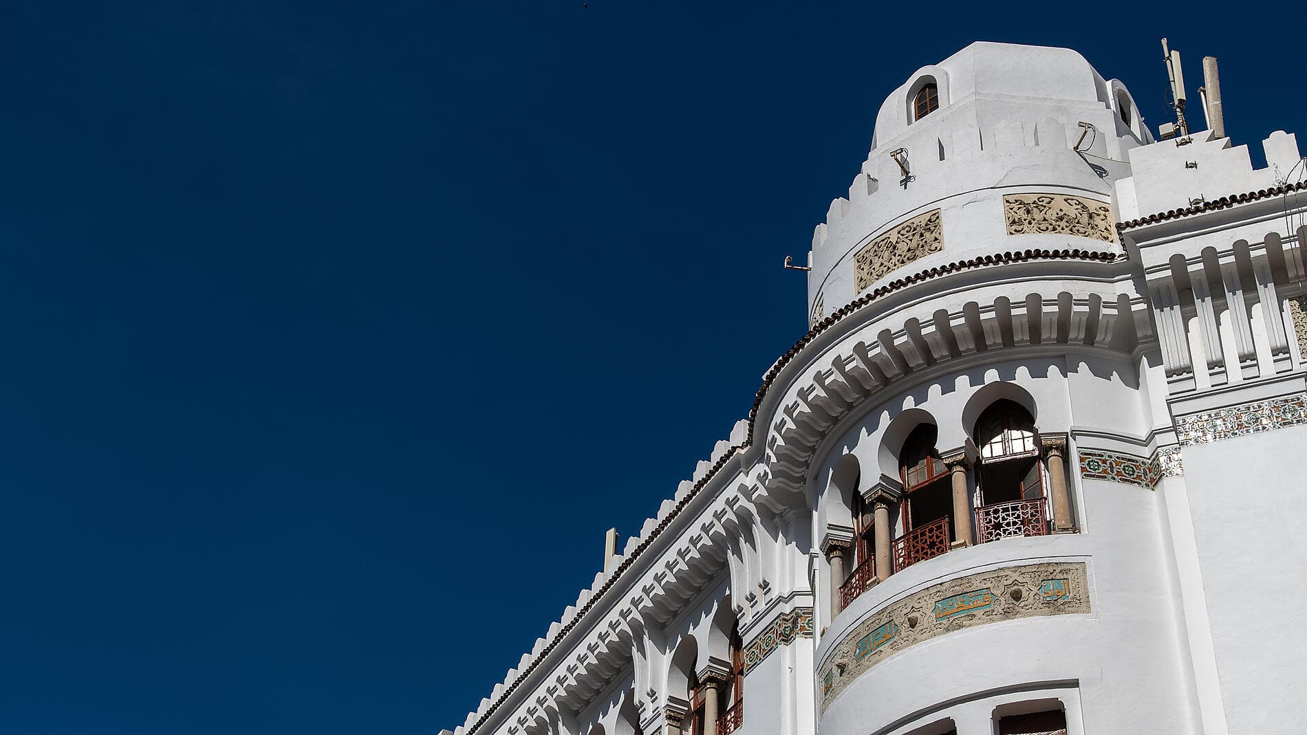 Korsikas Küsten unter den Segeln der Le Ponant 