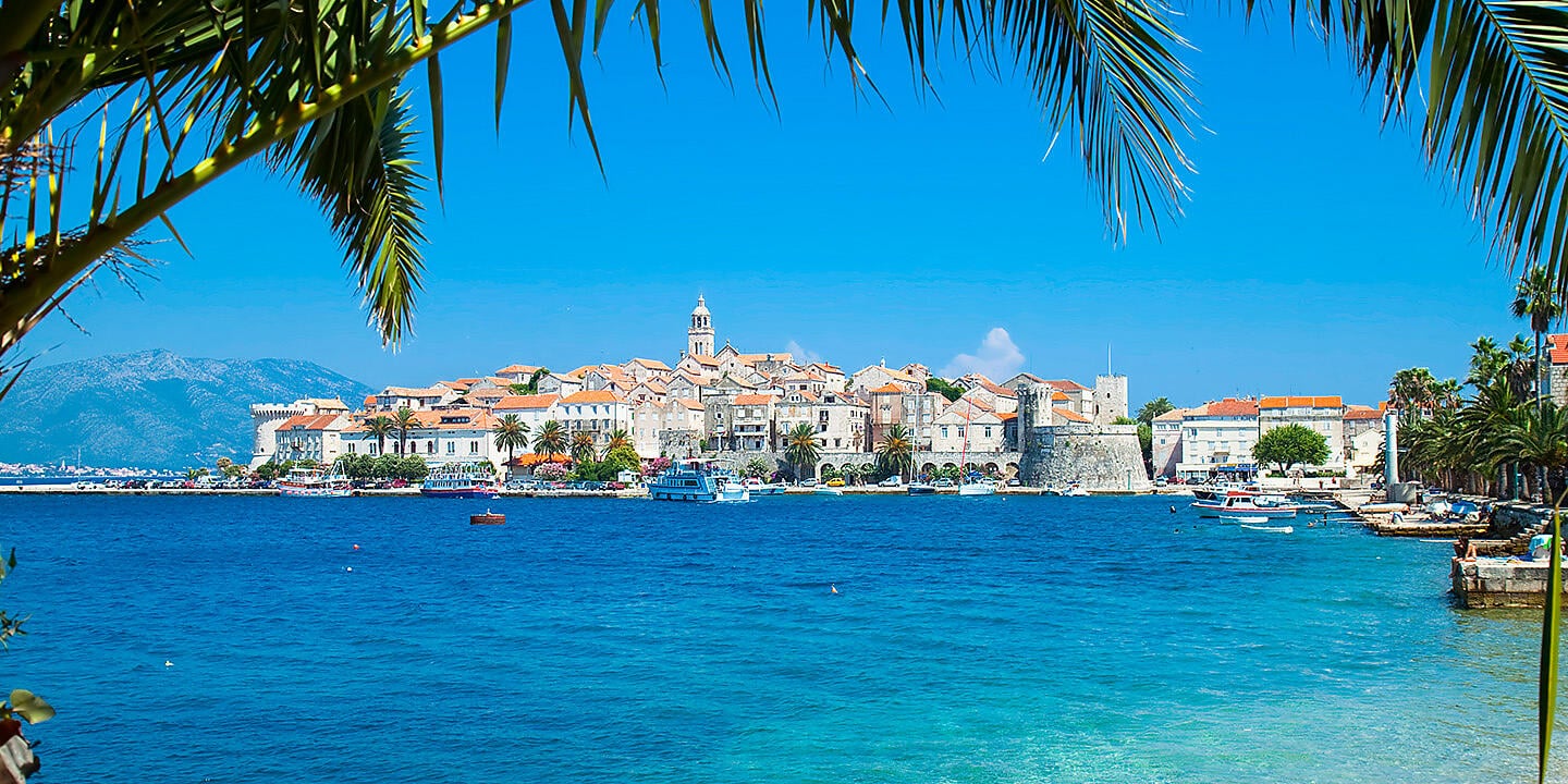 Die Dalmatinische Küste in Kroatien vom Meer aus – mit Smithsonian Journeys Die Dalmatinische Küste in Kroatien vom Meer aus – mit Smithsonian Journeys